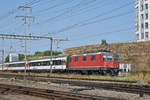 Re 4/4 II 11114 durchfährt den Bahnhof Pratteln. Die Aufnahme stammt vom 28.09.2018.