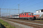 Re 4/4 II 11128 fährt beim Bahnhof Rheinfelden ein.