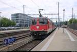 Re 4/4 II 11300 (420 300-6) und Re 4/4 II 11299 (420 299-0) SBB als IR 2262 (IR 37) von Zürich HB (CH) nach Basel SBB (CH) stehen im Bahnhof Liestal (CH) auf der Hauensteinstrecke (500).