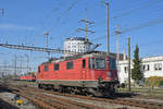 Re 420 324-6 durchfährt solo den Bahnhof Pratteln.