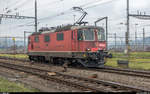 SBB Cargo Re 420 283 mit hochgeklappter Hybridkupplung am 14. Dezember 2018 im RBL. Voraussichtlich ab Februar startet das Pilotprojekt eines KV-Netzes mit automatischer Kupplung. Dazu wurden 12 Loks des Typs Re 4/4 II auf Hybridkupplung umgerüstet. Damit können die Loks sowohl Wagen mit normalen Zughaken wie auch Wagen mit automatischer Kupplung ziehen.