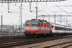 Re 4/4 II 11108 durchfährt den Bahnhof Muttenz. Die Aufnahme stammt vom 29.12.2018.