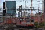 Swiss Express Re 4/4 II 11108 wartet gemeinsam mit der roten Schwesterlok 11131 am 02.01.2019 vor dem Prime Tower im Vorfeld des Zürcher Hauptbahnhofs auf die Übernahme des Interregio nach Basel SBB.