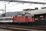 Re 4/4 II 11131 durchfährt den Bahnhof Sissach.