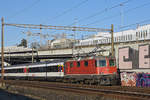 Re 4/4 II 11149 fährt Richtung Bahnhof Muttenz.