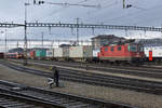 Containerzug mit der Re 420 242-0 im Güterbahnhof Solothurn am 8. Januar 2019.
Fotostandort neben dem Güterbahnhof gelegene Wiese, Bildausschnitt Fotoshop.
Leicht erkennbar im Hintergrund sind SOB VAE und SBB TWINDEXX.
Foto: Walter Ruetsch