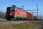 SBB CARGO Re 420 233-9 mit einem gemischten Güterzug bei Oensingen unterwegs am 15.