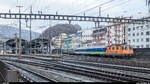 Am 28. Januar 2019 hatte die Re 4/4 II 11320 die Aufgabe, zwei Twindexx-Wagen von Basel nach Villeneuve zu bringen. Neben den üblichen Flachwagen waren als Bremswagen auch zwei unterschiedlich lackierte Personenwagen von Heros Rail an der Zugspitze eingereiht. Hier bei der Durchfahrt im Bahnhof Olten.