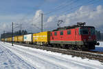 Erste Winteraufnahmen des Jahres 2019 aus meiner Region Solothurn mit Sonne und Schnee.

Re 420 258-6 mit langem Postzug.

Die Re 4/4 sind Universal-Elektrolokomotiven der SBB. Dementsprechend gelangen sie bei SBB CARGO vor allen Kategorien von Güterzügen zum Einsatz. Als  BOBO-Freund  widme ich bei meiner Einstellung vom 30. Januar 2019 die gesamte bei BB.de mögliche Serie bestehend aus sechs Bildern diesen fotogenen Maschinen.
Entstanden sind alle Aufnahmen am 29. Januar 2019 bei Deitingen.
Foto: Walter Ruetsch
