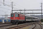 Re 4/4 II 11121 durchfährt den Bahnhof Muttenz. Die Aufnahme stammt vom 28.01.2019.