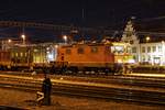 SBB CARGO 420 238-8 zur Abfahrt bereit im Güterbahnhof Solothurn vor der Kulisse des alten Zeughauses am Abend des 12.