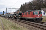 Militärtransport per Bahn.
Impressionen von Busswil.
Re 420244-6 mit dem Panzerzug 69031 Biel Rangierbahnhof - Thun bei Busswil am 4. März 2019. Transportiert wurden 2 Pz87 Leo WE sowie 8 Spz 2000.
Foto: Walter Ruetsch