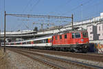 Re 4/4 II 11301 fährt Richtung Bahnhof Muttenz. Die Aufnahme stammt vom 19.02.2019.