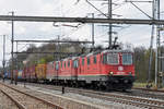 Dreifach Traktion, mit den Loks 420 348-5, 420 250-3 und 420 296-6 durchfährt den Bahnhof Möhlin. Die Aufnahme stammt vom 09.04.2019.