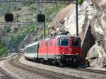 Die Re 4/4 II 11219 fhrt mit ihren Cisalpinowagen am 16.6.2007 bei Lalden durch.