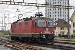 Re 420 242-0 durchfährt den Bahnhof Pratteln.