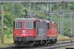 Zwei mal Re 4/4 als Lokzug im Regen (mit Gischtfahne am vorderen Panto) unterwegs nach Brugg/AG. 4.Juli 2007