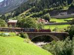 125 Jahre Gotthardbahn - Die SBB Re 4/4 III 11325 und eine unerkannt gebliebene Re 6/6 rollen am 07.07.2007 mit einem Gterzug ber die Reuss beim Wattinger-Kreiskehrtunnel.