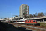 Re 4/4 II 11301 fährt Richtung Bahnhof Muttenz. Die Aufnahme stammt vom 30.12.2019.