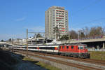 Re 4/4 II 11125 fährt Richtung Bahnhof Muttenz.