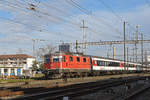 Re 4/4 II 11151 durchfährt den Bahnhof Pratteln. Die Aufnahme stammt vom 13.01.2020.
