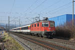 Re 4/4 II 11301 fährt Richtung Bahnhof Itingen. Die Aufnahme stammt vom 24.01.2020.