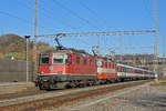 Doppeltraktion, mit den Re 4/4 II 11303 und 11109 durchfährt den Bahnhof Gelterkinden.