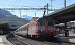 Lok 11109 ist eine von zwei Loks der SBB, die noch im Swiss Express Design aus den 70ern verkehrt. Hier steht sie mit einem Intercity, der Chur um 14:39 Uhr verlassen soll, abfahrbereit auf Gleis 9. 

Chur, 21. Februar 2020