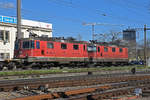 Doppeltraktion, mit den Loks 430 359-0 und 420 316-2, durchfährt den Bahnhof Pratteln. Die Aufnahme stammt vom 13.03.2020.