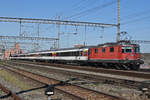 Re 4/4 II 11133 durchfährt den Bahnhof Muttenz. Die Aufnahme stammt vom 16.03.2020.