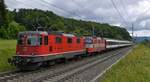Die beiden Swiss Express Maschinen 11112 (ehemals Swiss Express) und 11108 sind mit ihrem IR nach Basel SBB unterwegs, aufgenommen bei Villnachern AG am Vormittag des 11.07.2020.