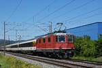 Re 4/4 II 11128 fährt Richtung Bahnhof Itingen. Die Aufnahme stammt vom 07.07.2020.