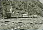 Baubedingte Sperrung der Simplonstrecke zwischen Iselle und Domodossola: Die SBB Re 4/4 II 11161 wartet mit ihrem IR 3220 in Iselle auf die Abfahrt nach Brig. 
Der Zug besteht aus folgenden Reisezugwagen: A 50 85 18 35 028-1, B 5085 20 35 265-1, B 50 85 20 316-2 und dem BDt 50 85 82 33 923-2. 

Das Bild entstand, indem ich meinen kleinen Fotoapparat (Coolpix 7900) durch den Gitterzaun schob und dann abdrückte. 

19. August 2020
