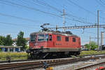 Re 420 275-0 durchfährt den Bahnhof Pratteln. Die Aufnahme stammt vom 25.06.2020.