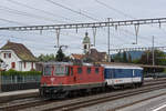 Gefängniszug, mit der Re 4/4 II 11147 und dem St 50 85 89-33 901-1 durchfährt den Bahnhof Rupperswil. Die Aufnahme stammt vom 25.08.2020.