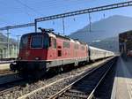 Re 4/4 11194 mit einem Domo-Pendel am 8.9.20 im Bahnhof Brig abgestellt.