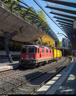 Der Bahnhof Stadelhofen ist tagsüber durch S-Bahnen praktisch vollständig ausgelastet. Trotzdem gibt es ein paar wenige Güterzüge, welche planmässig via Stadelhofen verkehren.<br>
SBB Cargo Re 4/4 II 11318 durchfährt am 2. September 2020 mit einem Paketpostzug den Bahnhof Stadelhofen.