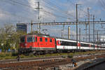 Re 4/4 II 11112 durchfährt den Bahnhof Pratteln. Die Aufnahme stammt vom 14.10.2020.