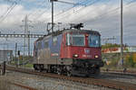 Re 420 253-7 durchfährt solo den Bahnhof Pratteln. Die Aufnahme stammt vom 30.10.2020.