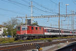 Re 4/4 II 11140 durchfährt den Bahnhof Pratteln. Die Aufnahme stammt vom 30.09.2020.