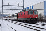 Re 4/4 II 11138 fährt Richtung Bahnhof Itingen. Die Aufnahme stammt vom 18.01.2021.