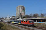 Re 4/4 II 11124 fährt Richtung Bahnhof Muttenz.