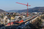 Ein kurzer EW-I-Pendel als IC Zürich HB - Basel SBB begegnet am 28. Februar 2021 vor Liestal seinem deutlich längeren Gegenzug. Wahrscheinlich aufgrund eines Defekts am Steuerwagen verkehrt der Pendelzug deutlich übermotorisiert mit zwei Loks. Auch an dieser Stelle sind die Baumassnahmen für den Vierspurausbau sichtbar.