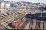 SBB Re 4/4 II 11152 mit IC3 931 Zürich HB - Chur am 9. April 2021 bei der Ausfahrt aus Zürich HB.<br>
Der am 26. März 2021 eröffnete Negrellisteg ermöglicht solche neuen Blicke auf das Vorfeld des Zürcher Hauptbahnhofs.