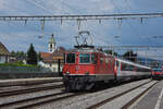 Re 4/4 II 11115 durchfährt den Bahnhof Rupperswil. Die Aufnahme stammt vom 17.07.2021.