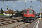 Re 4/4 II 11147 durchfährt den Bahnhof Rupperswil. Die Aufnahme stammt vom 25.09.2021.