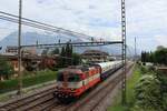 Die Re 4/4'' 11109 zieht den Golden Eagle Danube Express aus dem Bahnhof Sargans in Richtung Zürich.