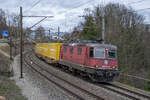 Re 420 271-9 ist mit einem Postzug in die Ostschweiz unterwegs, aufgenommen zwischen Turgi und Baden am 03.01.2022.