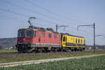 Re 4/4 II 11159 in Diensten von TransRail hat den Ultraschall-Schienenprüfzug SRS 200 der Sperry Raillinternational im Schlepp und ist aus dem Tessin kommend unterwegs in Richtung Basel, aufgenommen in Hendschiken AG am 28.03.2022.