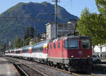 Re 420 172 ll, ehemals MThB Re 4/4 21, mit dem Gotthard Panorama Express bei der Ausfahrt aus dem Bahnhof Lugano am 1. Mai 2022. Sie ersetzte die defekte  Re 420 161-2.
Besondere Beachtung gilt der selbstklebenden Anschrift.
Foto: Walter Ruetsch 

